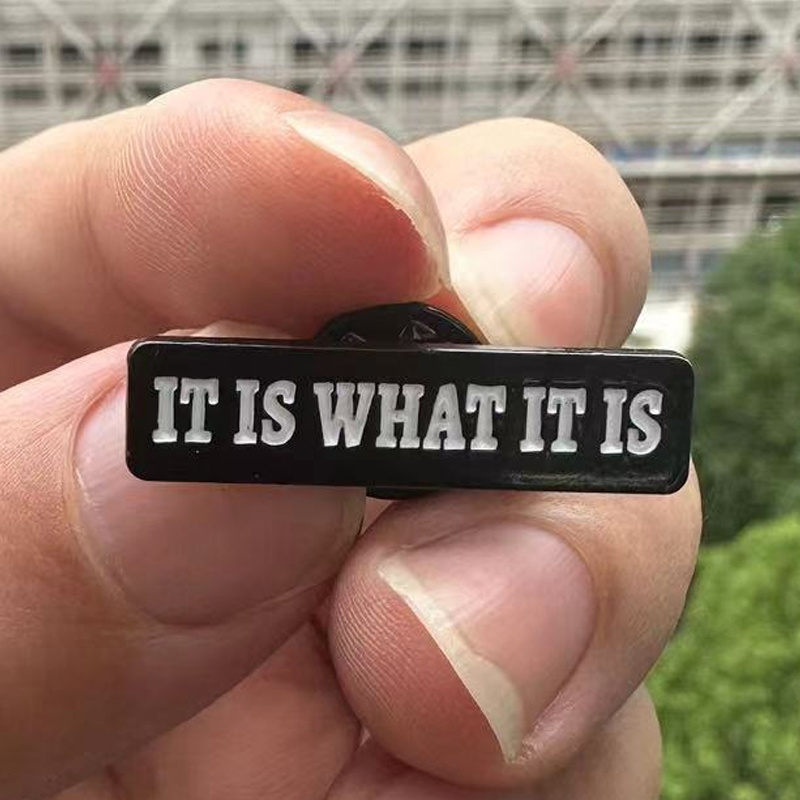 Vintage Fashion Quotes - バックパックハット用の文字引用ブローチバッジ、それは文字である、モザイクなし、ユニークなギフトアクセサリー