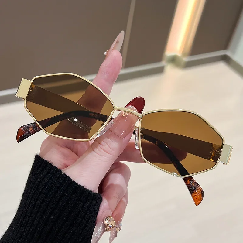 Vintage Fashion Enthusiasts - ファッション性の高い多角形デザインのレディースサングラス。ヴィンテージ風で、不規則な形状が特徴。ユニークなメタルフレームを使用したパンク風のアイウェア。UV400カット。