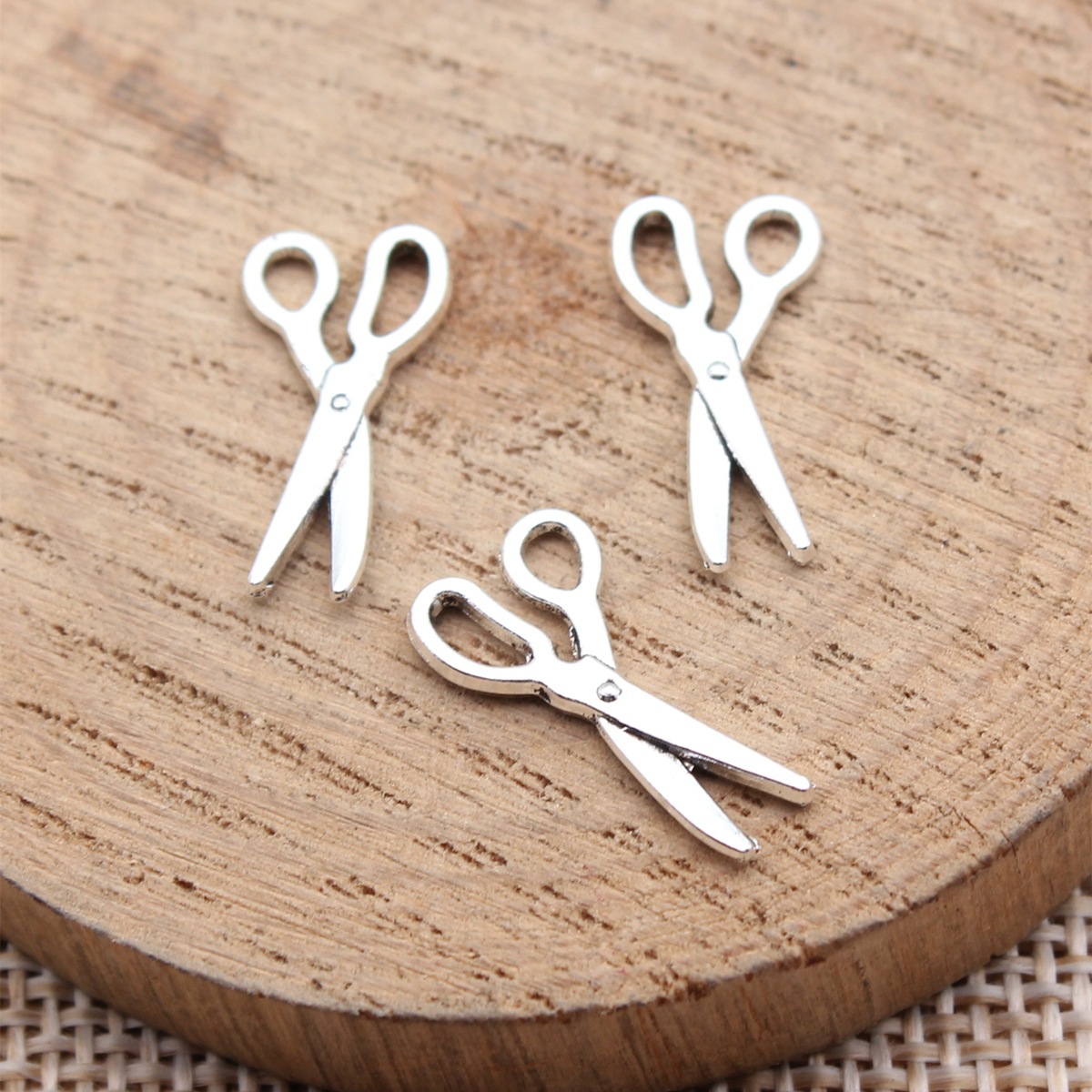 Vintage Fashion Stores - 40個 18x9mm(0.71x0.35インチ) アンティークシルバーカラー シザーチャーム ジュエリー材料