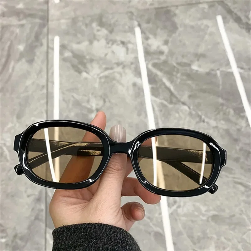 Vintage Fashion Enthusiasts - 高品質なスクエア型サングラス。男女兼用。ヴィンテージファッション、最新トレンド、メッシュデザイン、ヒップホップスタイル。レトロなサングラス。